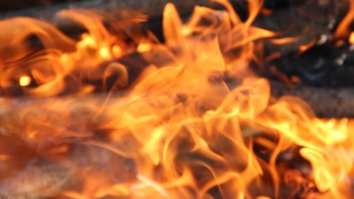 В Уфе идет тушение пожара в квартире на Караидельской