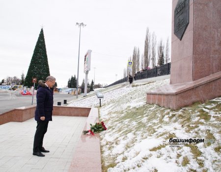 Радий Хабиров возложил цветы к памятнику Бабича в честь 30-летия ВКБ Радий Хабиров возложил цветы к памятнику Бабича в честь 30-летия ВКБ