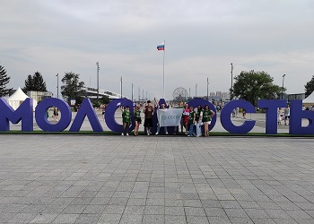 Команда Сбера присоединилась к параду молодежи в Благовещенске