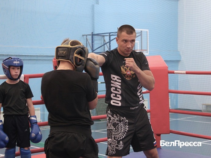 «Каждую минуту вкладываю в детей всё». Как работает новооскольский тренер по кикбоксингу