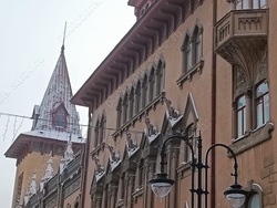 Времена. Российский триколор заменён красным флагом, предложен мораторий на ремонт консерватории