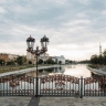 Молодожены загрязняют Кутум возле моста Влюбленных в Астрахани