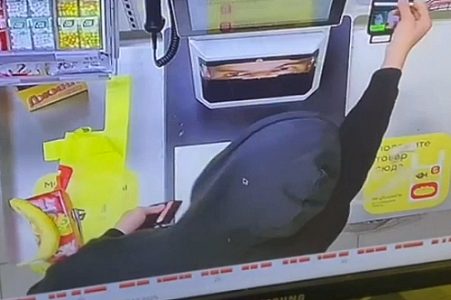 В Благовещенске мужчина украл телефон, который забыли в магазине на кассе В Благовещенске мужчина украл телефон, который забыли в магазине на кассе