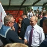 Путин в Петербурге вышел из машины пообщаться с жителями