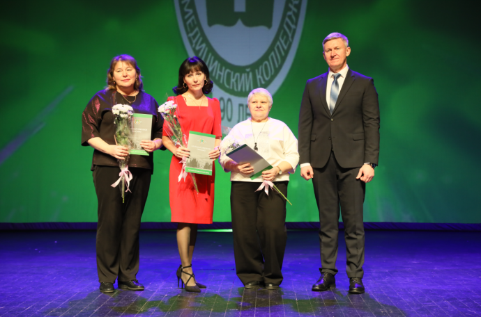 Председатель облдумы Дмитрий Фролов вручил Благодарственные письма педагогам Курганского медицинского колледжа в честь 90-летия учебного заведения Председатель облдумы Дмитрий Фролов вручил Благодарственные письма педагогам Курганского медицинского колледжа в честь 90-летия учебного заведения