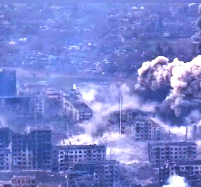 Мощнейший взрыв трехтонной авиабомбы похоронил сразу 33 боевиков ВСУ Мощнейший взрыв трехтонной авиабомбы похоронил сразу 33 боевиков ВСУ