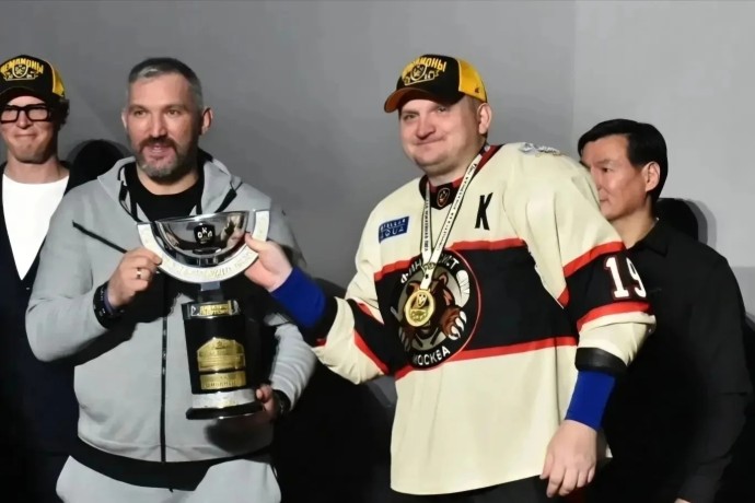 Михаил Евраев наградил победителей этапа Всероссийского чемпионата Офицерской хоккейной лиги в Москве Михаил Евраев наградил победителей этапа Всероссийского чемпионата Офицерской хоккейной лиги в Москве