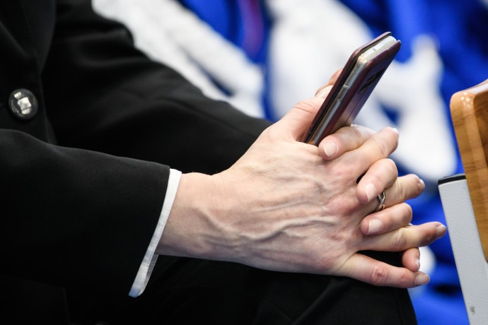 Россиянам рассказали, почему нельзя класть смартфон под подушку Россиянам рассказали, почему нельзя класть смартфон под подушку