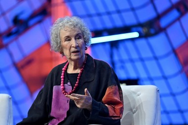 Автор «Рассказа служанки» высмеяла запрет книги, написав рассказ. Запрет сняли!
