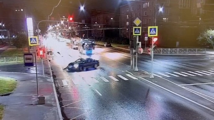 В аварии с автомобилем такси в Московском районе байкерша получила тяжелые травмы: ее экстренно госпитализировали
