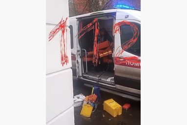112: Неадекватный мужчина в Москве разгромил машину скорой, приехавшей к нему