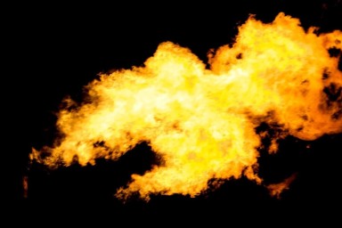 Бизнес-джет врезался в ангары и горит