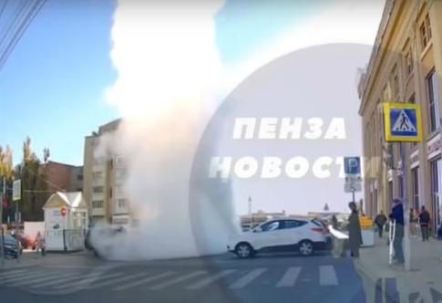 Возле ЦУМа в Пензе забил фонтан высотой с дом: центр города залило кипятком
