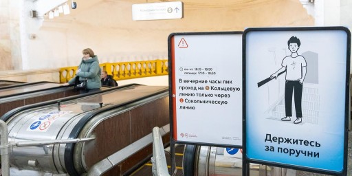 Стикеры с правилами пользования эскалаторами разместили на станции метро «Комсомольская»