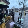 «Из кафе выгоняют»: туристы мёрзнут на остановке во Владивостоке перед поездкой в Китай