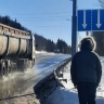 Очевидцы: дети в Корсаковском ежедневно добираются до остановки вдоль оживлённой федеральной трассы