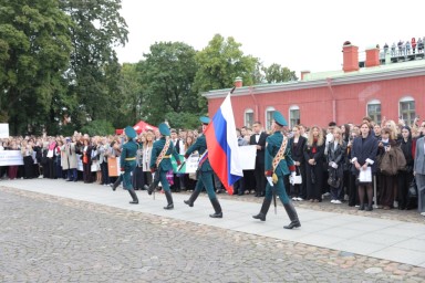 Полуденный выстрел из пушки Петропавловской крепости произведен в честь первокурсников Президентской академии в Санкт-Петербурге
