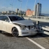 Двойное ДТП на Золотом мосту: Toyota Mark X протаранил «ГАЗель» и ограждение