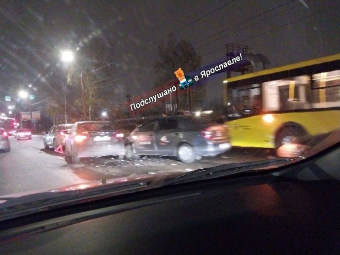 На Промышленном шоссе в Ярославле столкнулись пять иномарок и автобус На Промышленном шоссе в Ярославле столкнулись пять иномарок и автобус