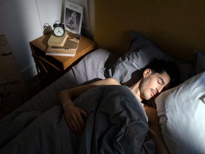 Зимой циркадные ритмы нарушаются из-за темноты — сомнолог Роман Бузунов