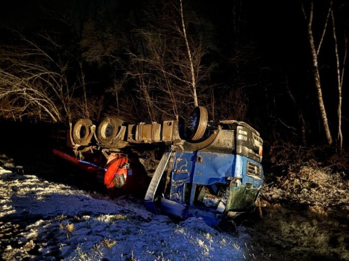 Фура с топливом опрокинулась в кювет на трассе в Приморье