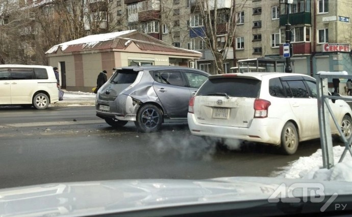 Хэтчбек и кроссовер столкнулись на перекрестке в Южно-Сахалинске