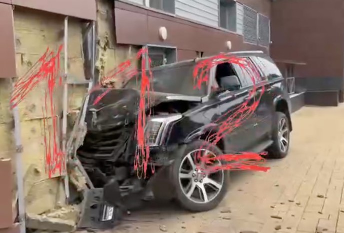 В Москве внедорожник Cadillac въехал в жилой дом В Москве внедорожник Cadillac въехал в жилой дом