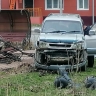 "Снес лавочку, знак, вазоны, опору": в Невельске внедорожник на скорости влетел в сквер Победы
