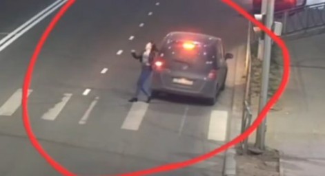 В Улан-Удэ девушка неадекватно вела себя на проезжей части