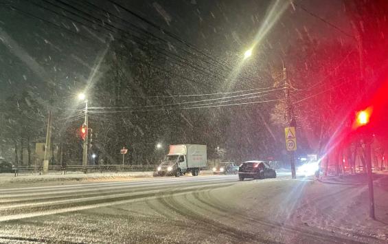 Коммунальные службы Курска ночью расчищали улицы после снегопада Коммунальные службы Курска ночью расчищали улицы после снегопада