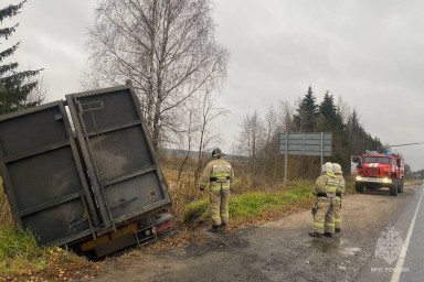 Водитель грузовика вылетел с трассы в Тверской области: на месте работали спасатели
