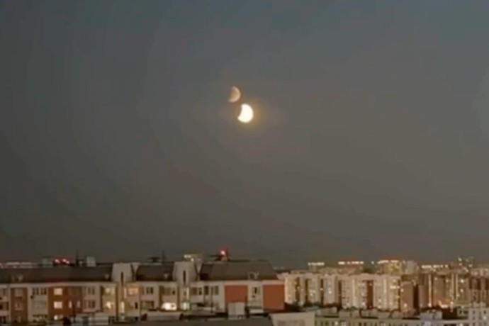 Очевидцы сняли на видео лунное затмение над Москвой