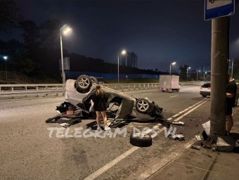 Водитель выжил после лобовой встречи со столбом во Владивостоке