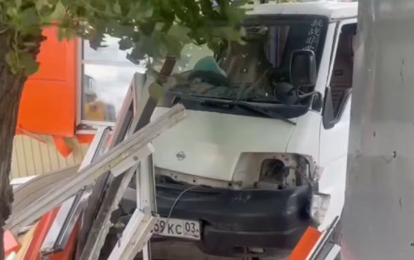 В Улан-Удэ водителю стало плохо за рулём, и он протаранил киоск