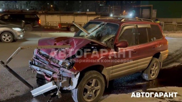 Владивостокский «Пункт назначения»: металлический штырь насквозь пробил салон автомобиля