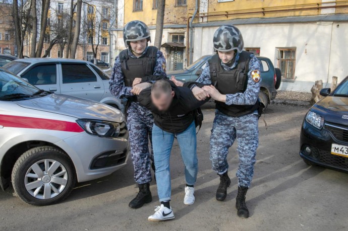 Два кировчанина хотели избить битой других мужчин, но сами пострадали