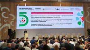 Денис Мантуров принял участие в главной пленарной сессии «Иннопрома»