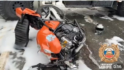 В Уфе два мотоцикла врезались в пожарную машину