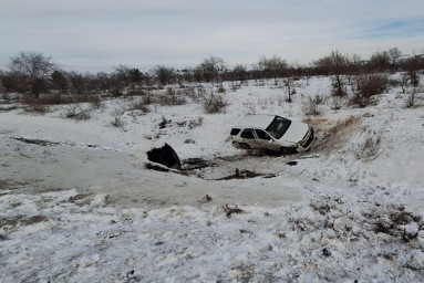 В Бурятии «Тойота» вылетела с дороги и врезалась в трубу