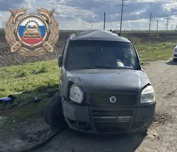 Мужчина попал в больницу после опрокидывания машины