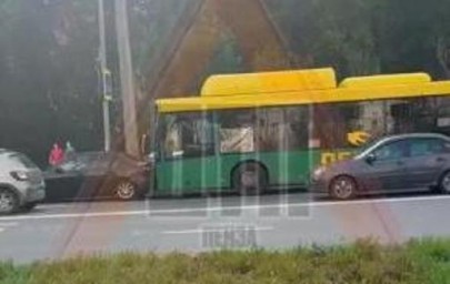 В Пензе автобус врезался в легковой автомобиль