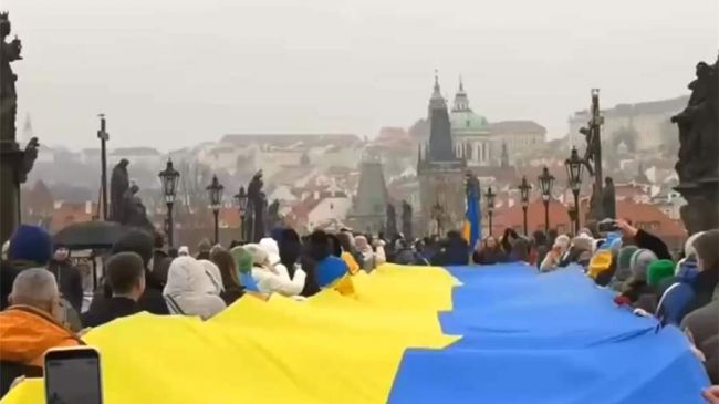 Спикер парламента Чехии назвал провокацией развернутый в Праге флаг Украины