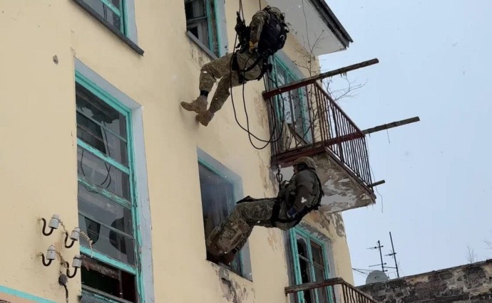 "Беспилотник ударил по ТЭЦ": кадры масштабного учения силовиков в Южно-Сахалинске "Беспилотник ударил по ТЭЦ": кадры масштабного учения силовиков в Южно-Сахалинске