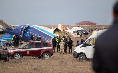 В Грозном открыли плиту в память о погибших при крушении самолета AZAL