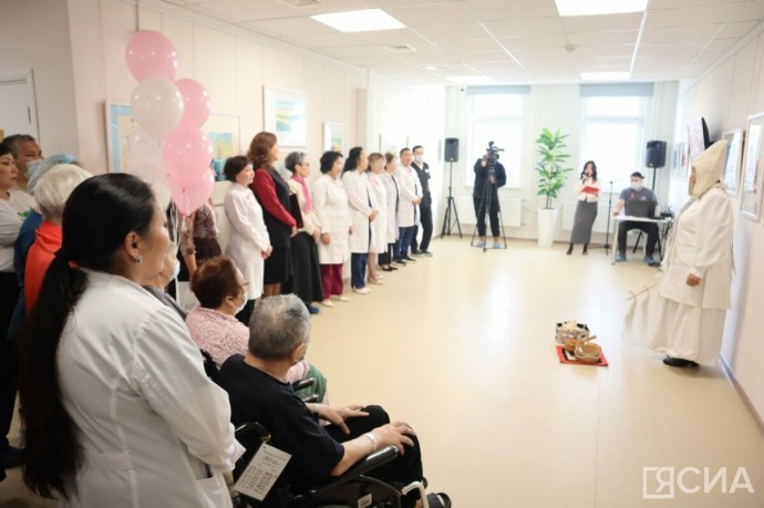 В Якутском онкодиспансере открылась выставка картин якутян, поборовших рак