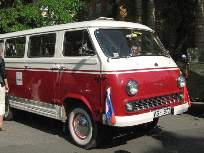 Дизайнер Светлана Мирзоян создала образ РАФ-977 в 1950-х годах