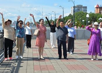 Печь калачи научили пожилых туристов из Китая в Приамурье