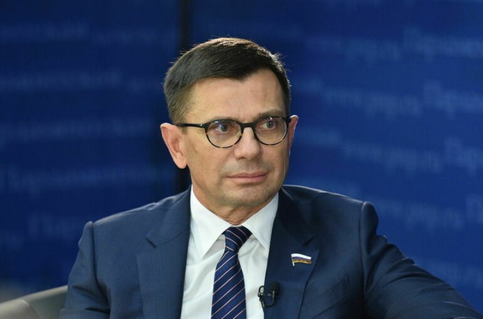 Депутат Антропенко предложил работодателям ослабить дресс-код на время жары