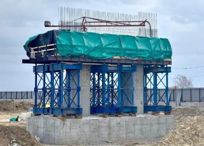 Первая опора Ленского моста забетонирована