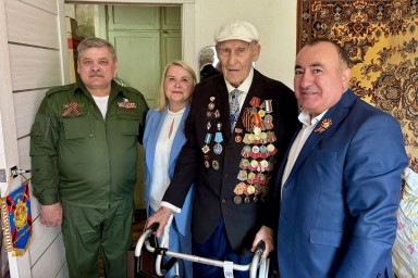 Луганским ветеранам доставили подарки из Новгородской области